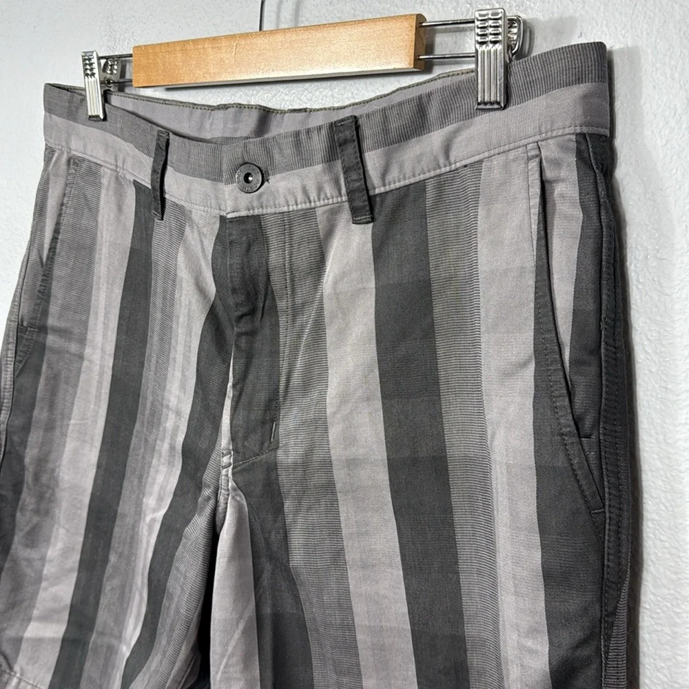The North Face Men's Gray Striped Shorts‎